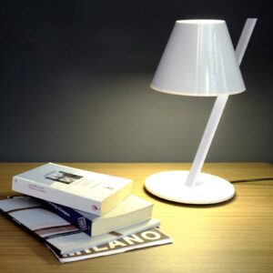 Artemide La Petite – bílá designová stolní lampa