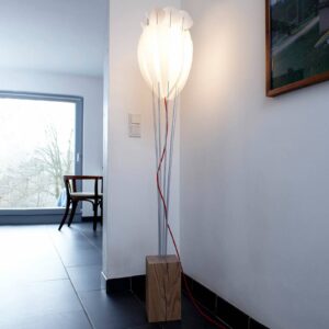 Stojací lampa Tulip s červeným kabelem, bílý dub