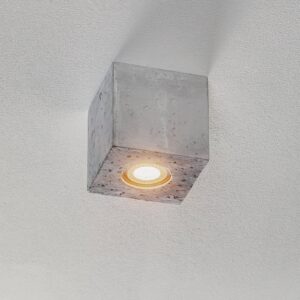 Stropní světlo Ara jako betonové krychle